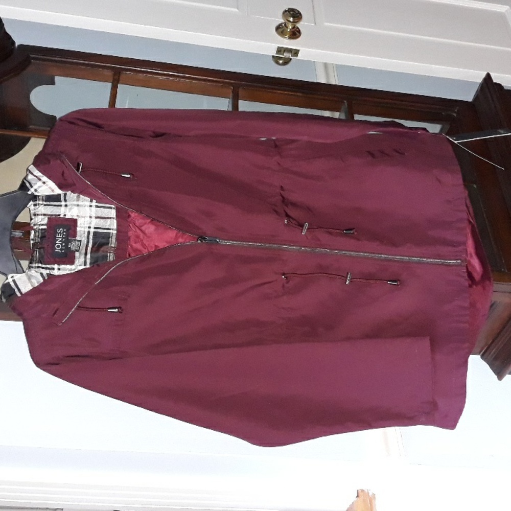 Jones New York Rain Coat, light weight hooded jacket, New with tags, small